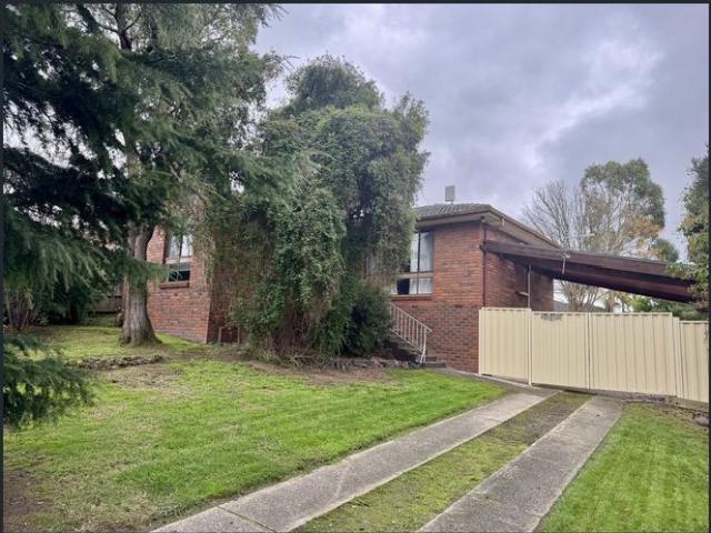 House for rent in Churchill, Victoria