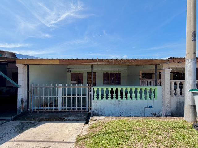Terraced House for sale in Malaka