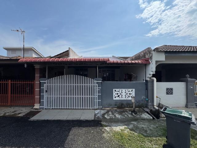 Terraced House for sale in Malaka