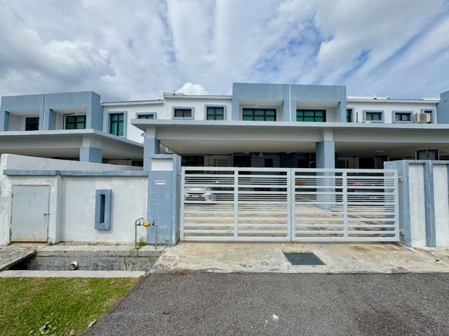 Terraced House for sale in Malaka