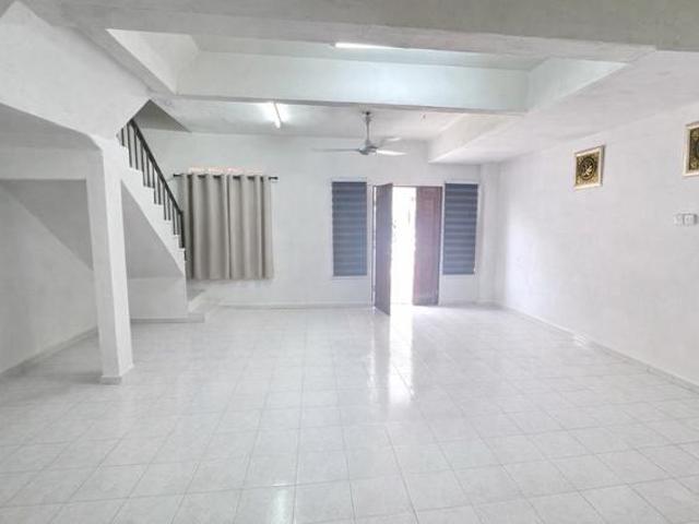Terraced House for sale in Malaka