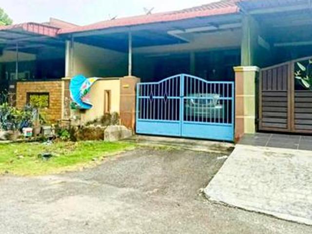 Terraced House for sale in Malaka