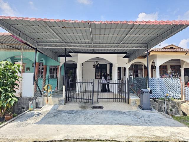 Terraced House for sale in Malaka