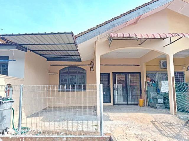 Terraced House for sale in Malaka