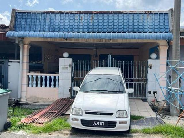 Terraced House for sale in Malaka