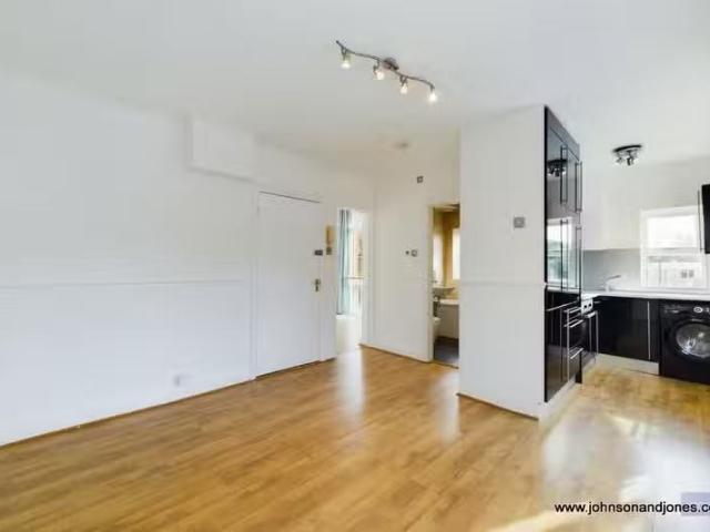 Apartment for rent in Byfleet, Woking