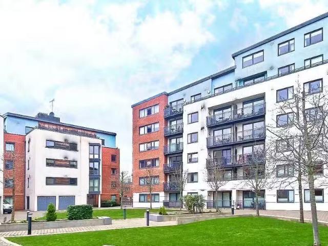 House for rent in Heol-las, Surrey
