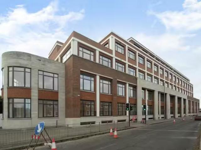 Apartment for rent in Row Town, Surrey