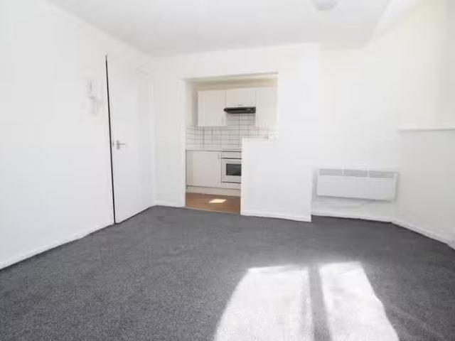 Apartment for rent in Belmont Park, Lee Bank