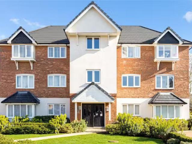 Apartment for rent in Ashley Park, Surrey