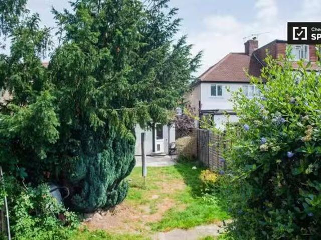 Apartment for rent in Horn Park, Greater London