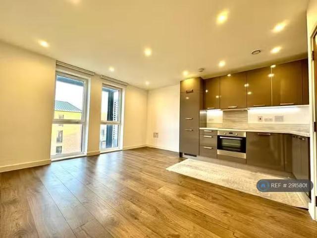House for rent in Burnt Oak, Greater London