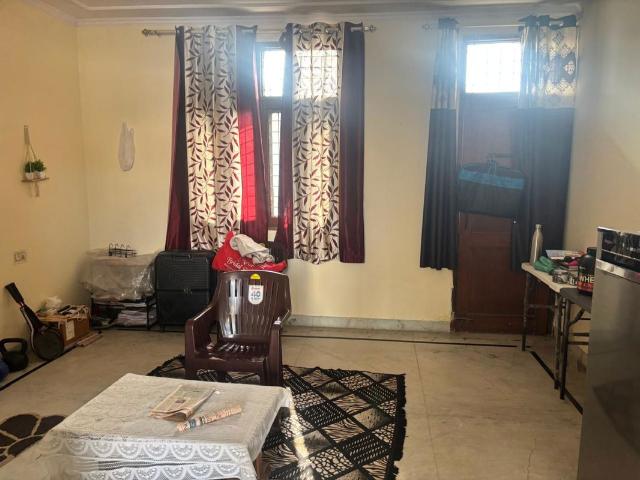 House for rent in Arun Vihar, Noida