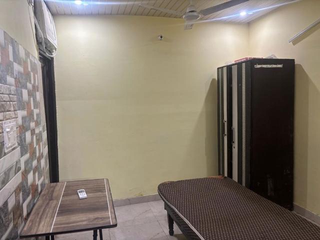 Flat for rent in Sector 33, Noida