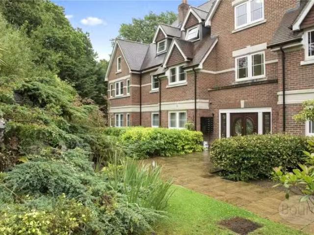 Apartment for rent in Blackhills, Surrey