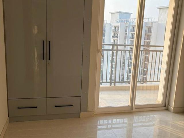 Flat for rent in Momnathal, Noida