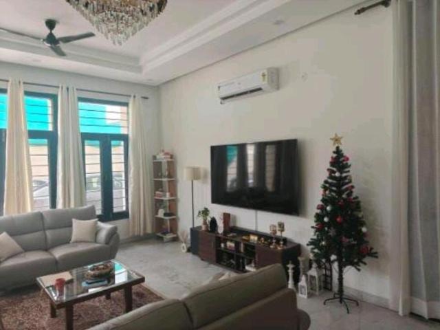 House for rent in Sector 44, Noida