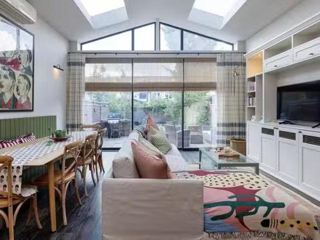 Apartment for rent in Brondesbury, Greater London