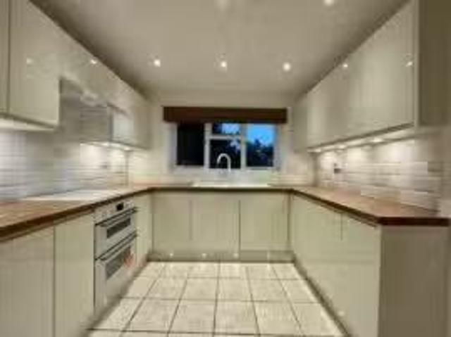Apartment for rent in Fole, Surrey