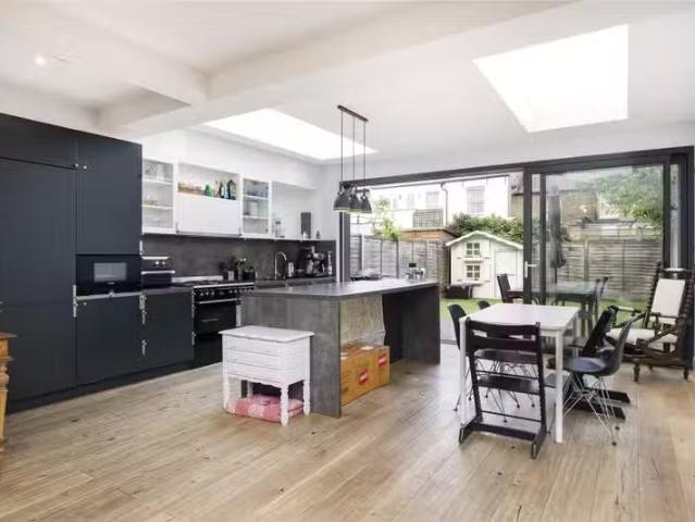 Apartment for rent in Mortlake, Greater London