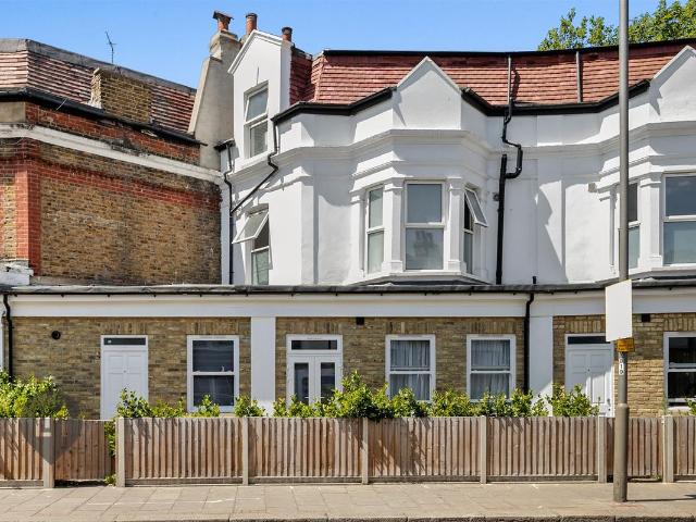 Apartment for rent in Southfields, Greater London