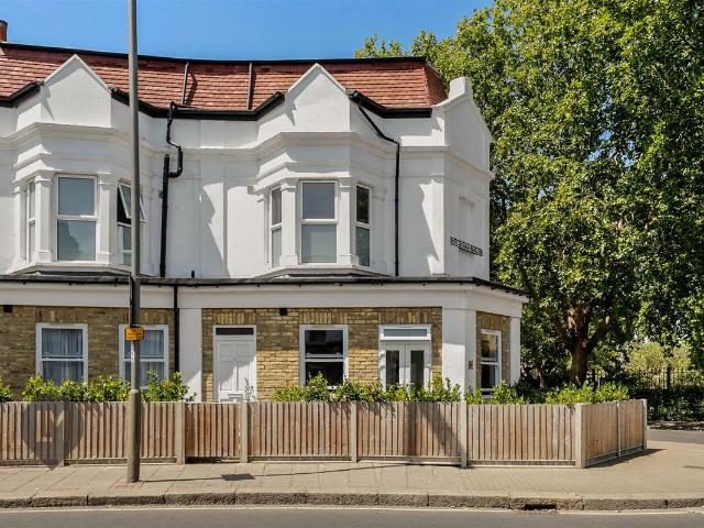 Apartment for rent in Southfields, Greater London