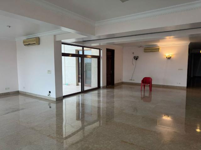 Flat for sale in Hazipur, Noida