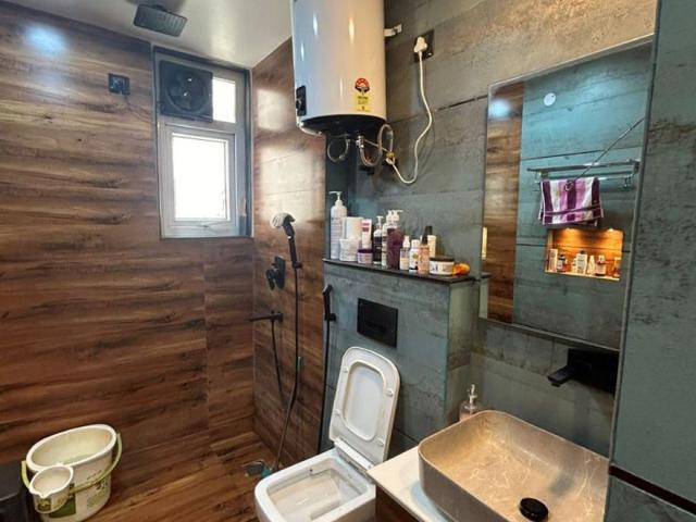 Flat for sale in South West Delhi, Deri