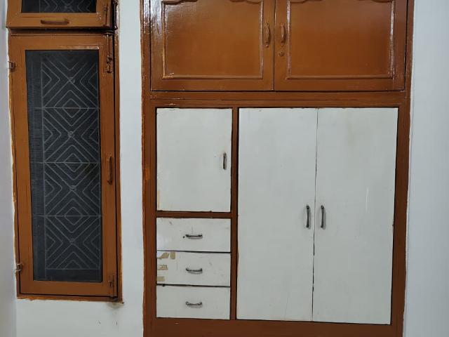Flat for sale in North Delhi, Deri
