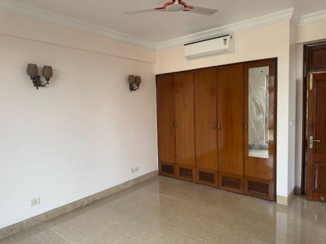 Flat for sale in Hazipur, Noida