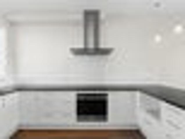 Townhouse for sale in Chaslands, Canterbury