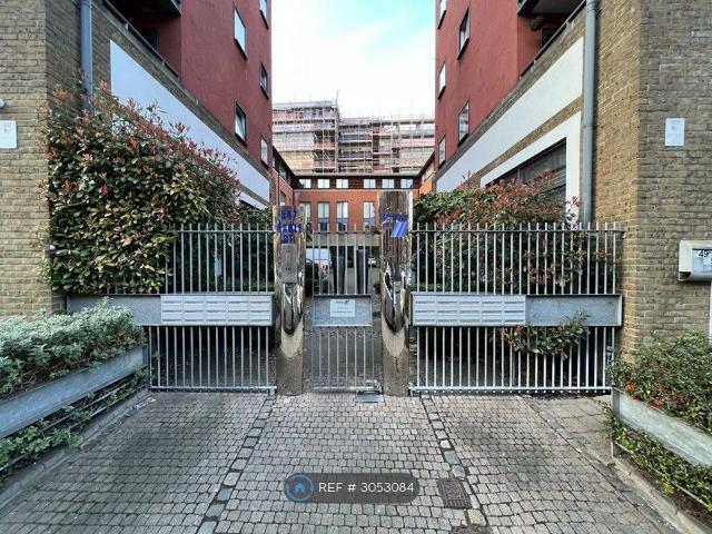 Studio for rent in Ratcliffe, Greater London