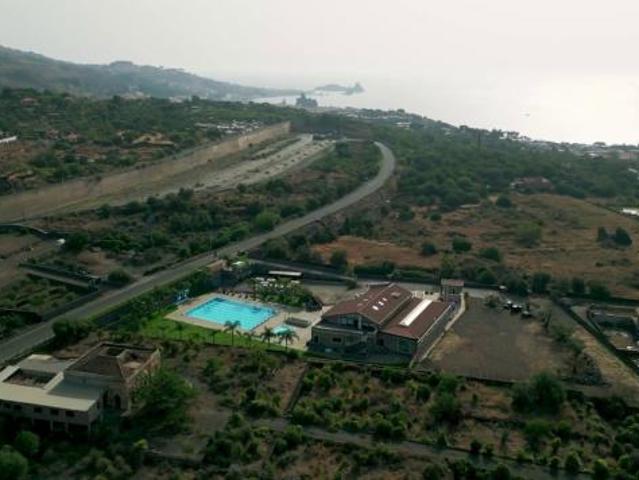 Locale Commerciale in vendita a Aci Castello, Sicilia