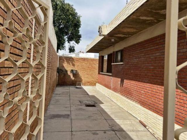 Residencia en esquina de 1 sola planta en colonia Republica Oriente, Saltillo