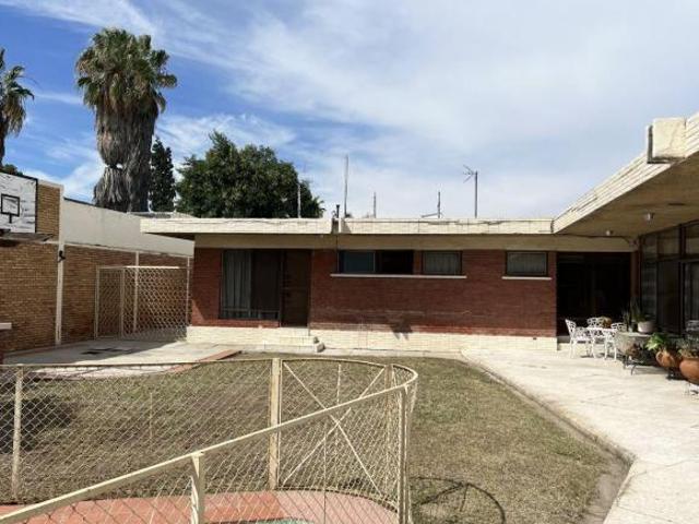 Residencia en esquina de 1 sola planta en colonia Republica Oriente, Saltillo