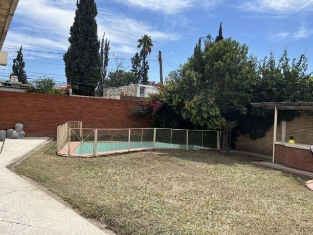 Residencia en esquina de 1 sola planta en colonia Republica Oriente, Saltillo