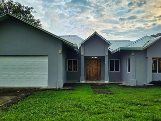 Residencia Moderna en Las Lajas – ¡A solo minutos de la playa!