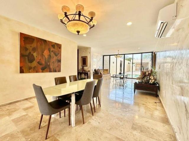 Residencia Premium con alberca, paneles solares, y amplias habitaciones, al norte de Mérida, Yucatán