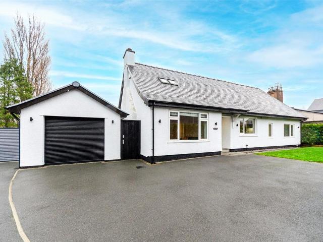 Commercial for sale in Caernarfon