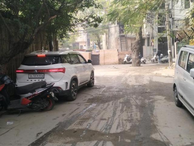Land for sale in North Delhi, Deri