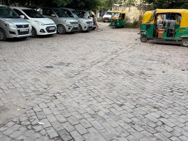 Land for sale in South Delhi, Deri