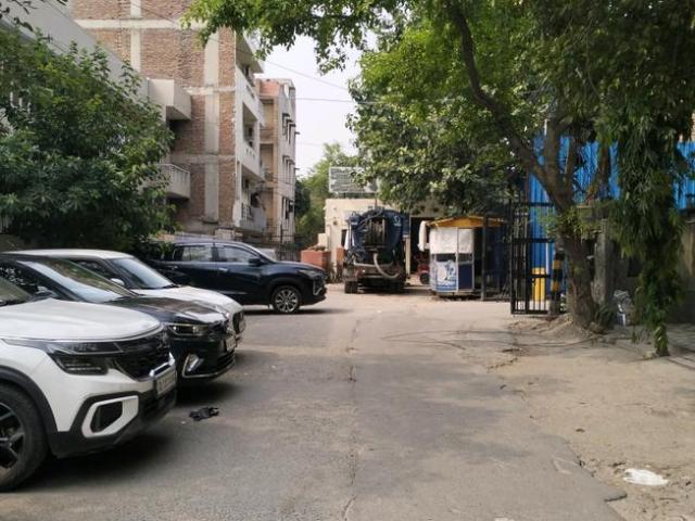 Land for sale in North Delhi, Deri