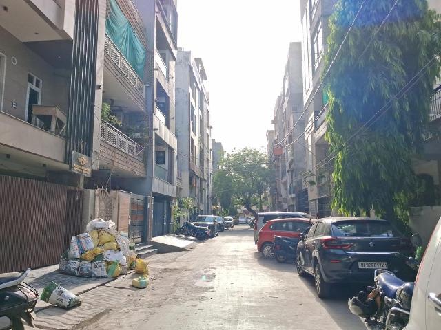 Land for sale in West Delhi, Deri