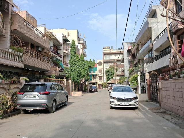 Land for sale in West Delhi, Deri