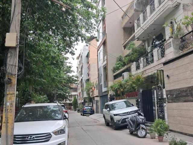 Land for sale in West Delhi, Deri