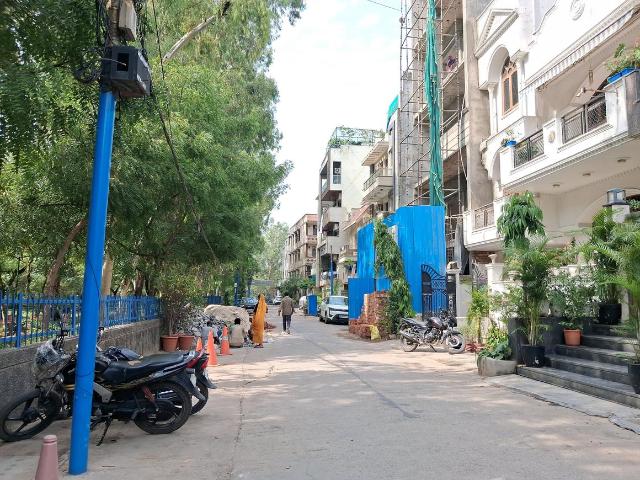 Land for sale in West Delhi, Deri