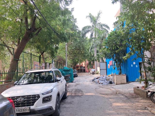 Land for sale in West Delhi, Deri