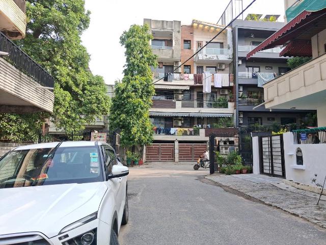 Land for sale in West Delhi, Deri
