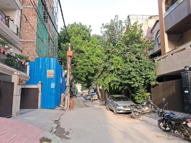 Land for sale in West Delhi, Deri