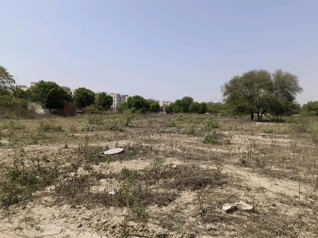 Land for sale in North Delhi, Deri